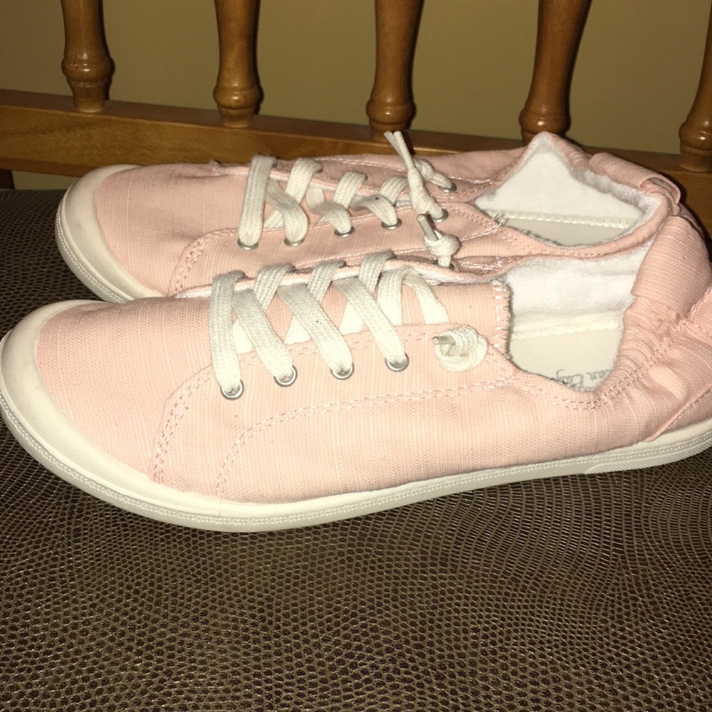 American Eagle Light Pink Canvas Shoes
